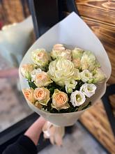 Букет цветов из:  Розы и Лизиантусы в Крюково